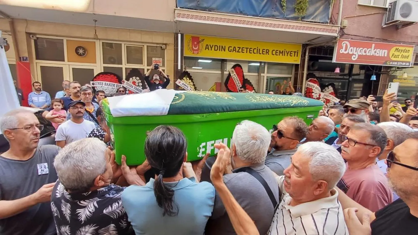 Aydın'da gazeteci Yazıcı'yı meslektaşları son yolculuğuna uğurladı