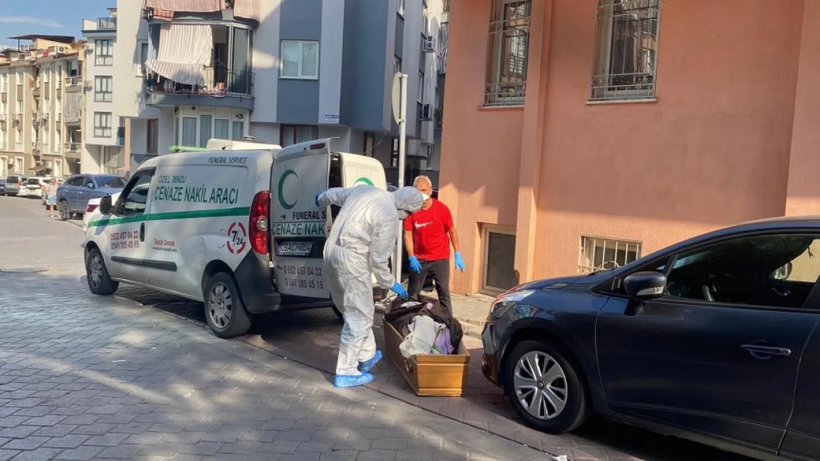 Yalnız yaşayan yaşlı adamın cesedi yayılan kötü kokuyla bulundu