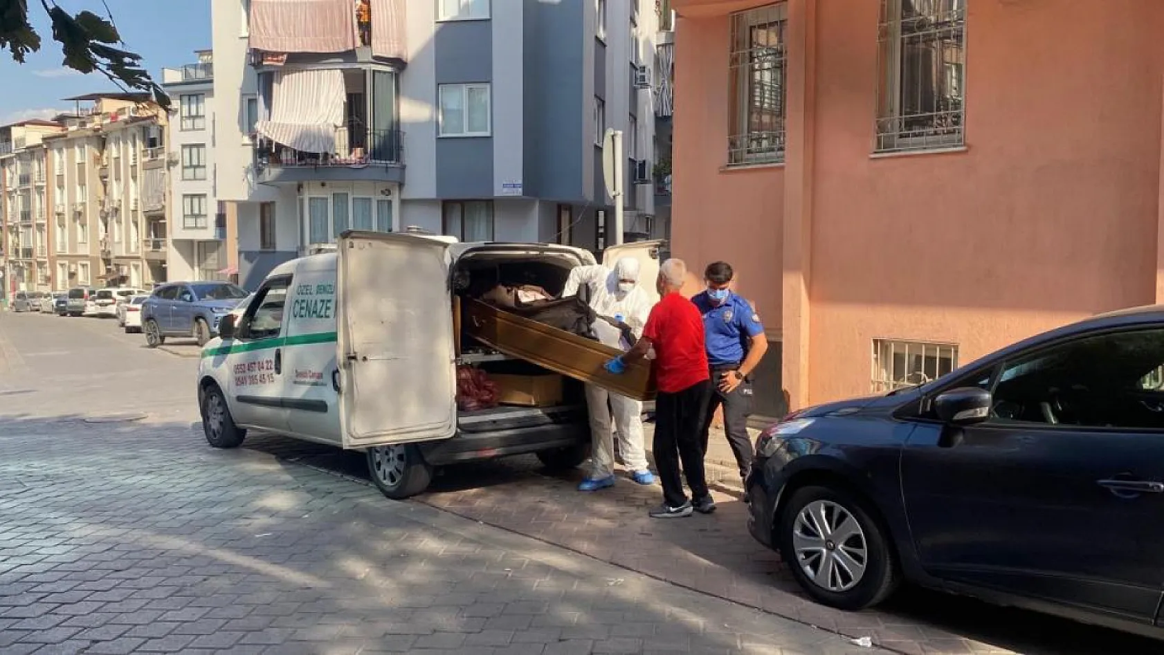 Yalnız yaşayan yaşlı adamın cesedi yayılan kötü kokuyla bulundu