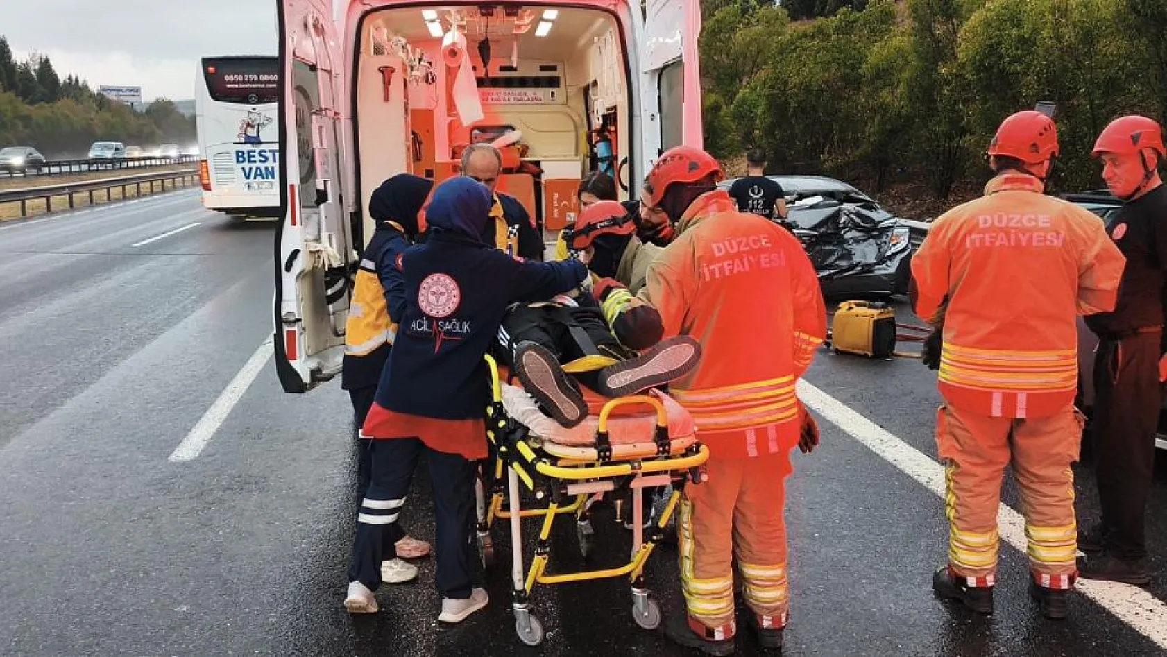 Ters Dönen Araç, Bariyerlere Çarptı: 5 Yaralı!