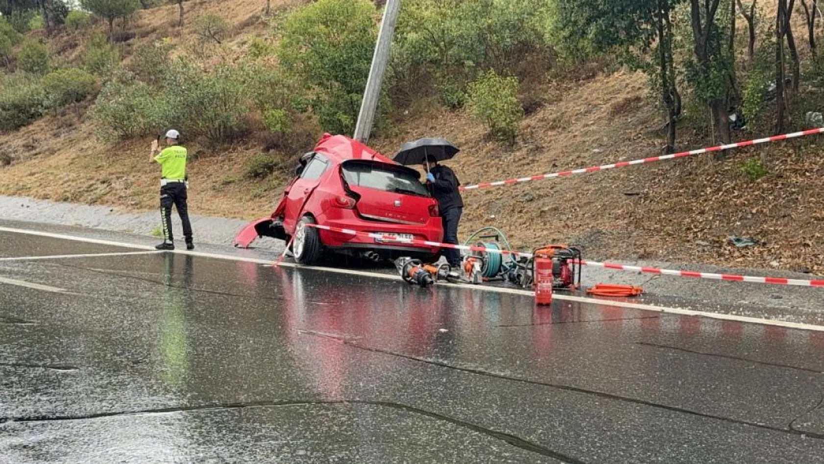 Sağanak yağış nedeniyle kayan yolda direğe çarptı, hayatını kaybetti