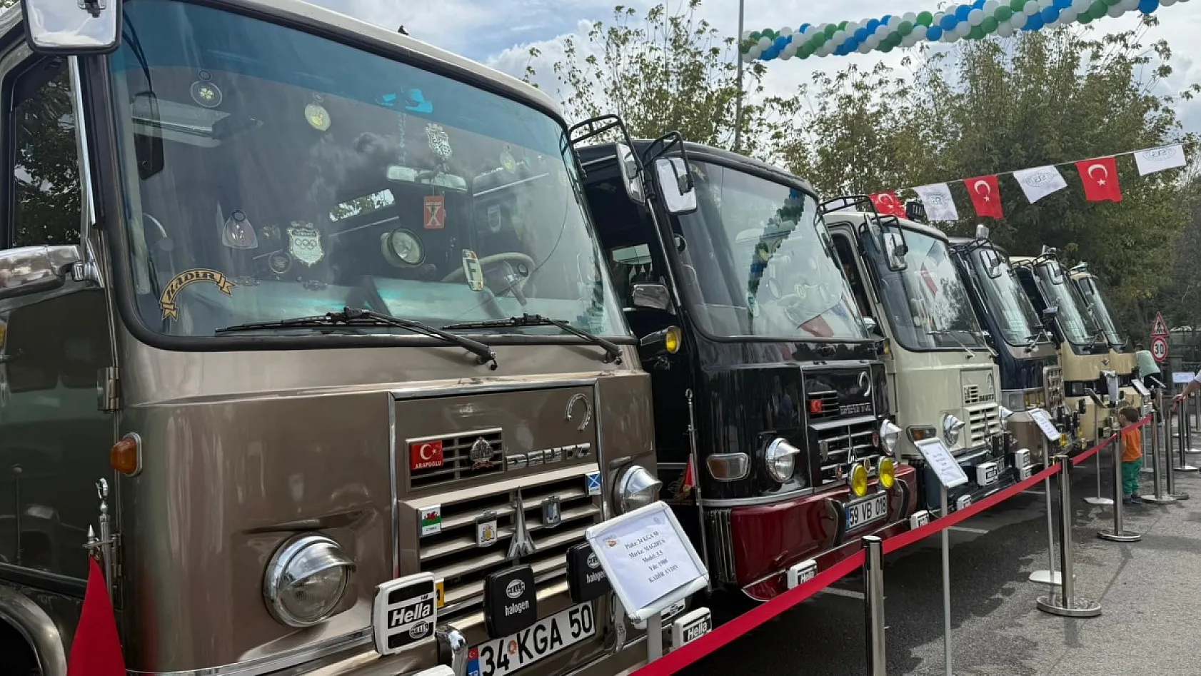 Klasik otomobil tutkunları Arnavutköy'de bir araya geldi