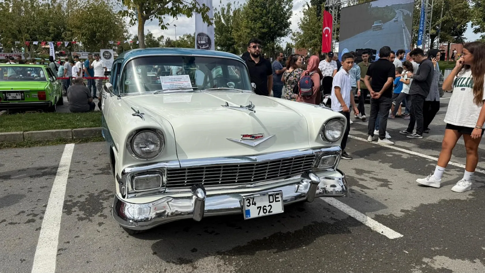 Klasik otomobil tutkunları Arnavutköy'de bir araya geldi