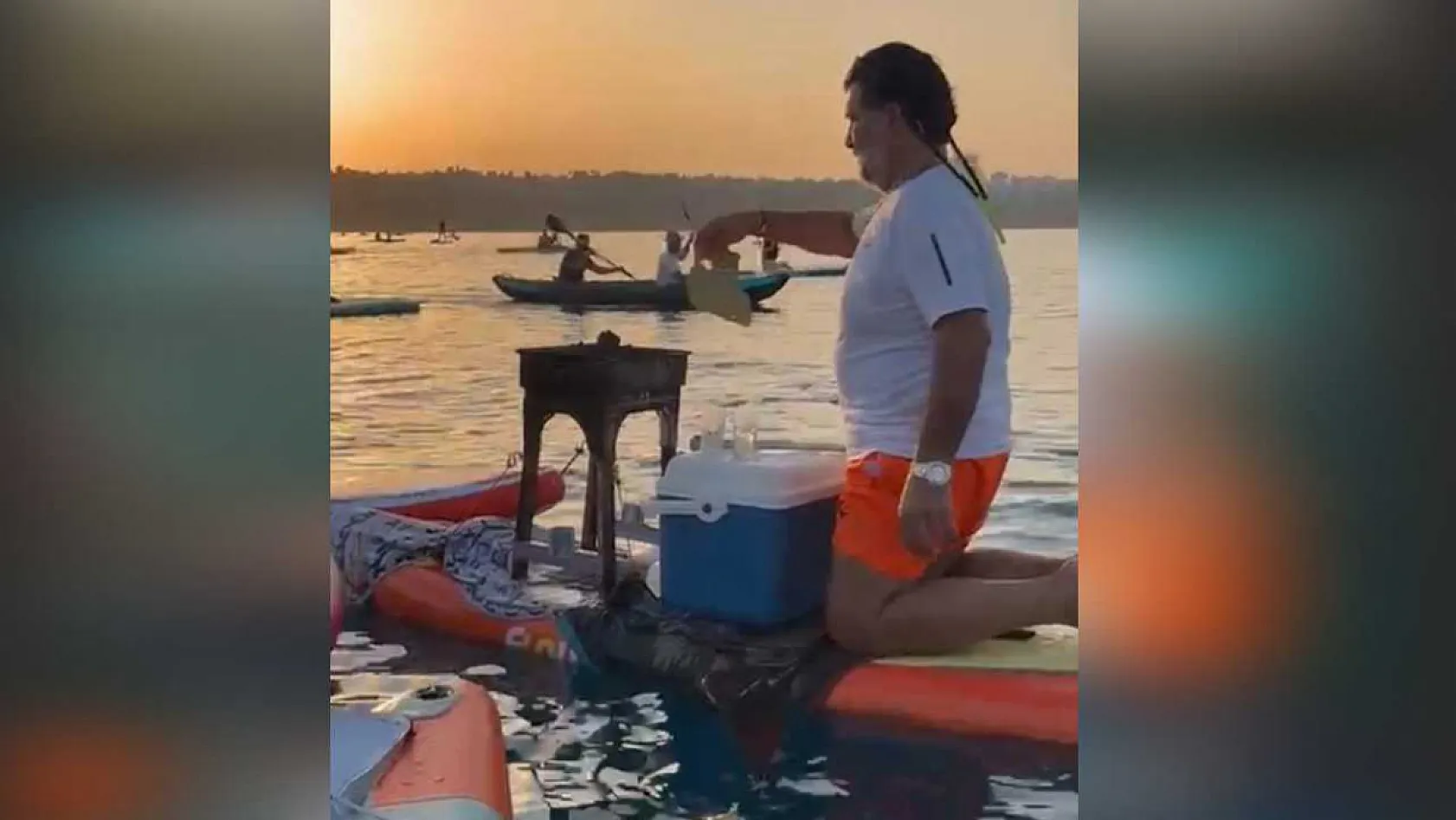 Gören gözlerine inanamadı, denizin ortasında SUP üzerinde mangal yakıp ciğer pişirdi