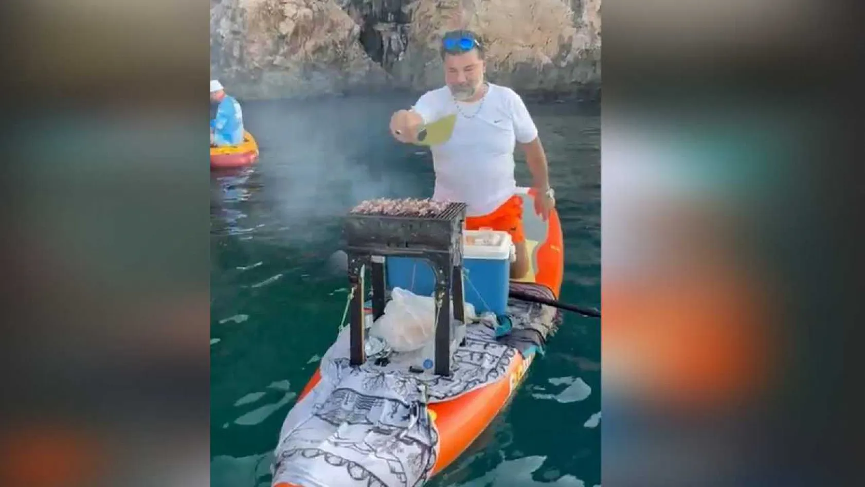 Gören gözlerine inanamadı, denizin ortasında SUP üzerinde mangal yakıp ciğer pişirdi