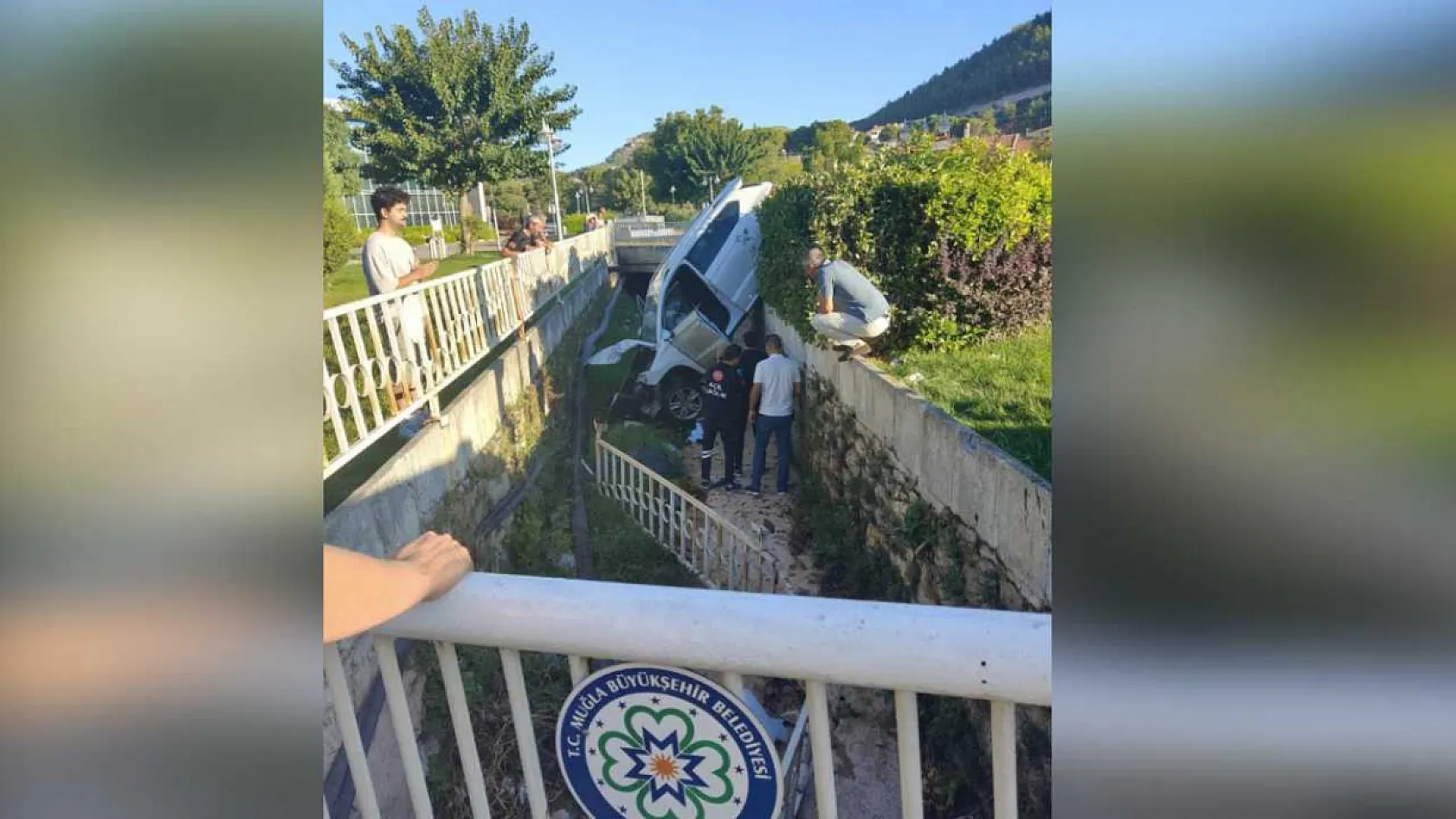 Menteşe'de Araç Takla Atarak Dereye Düştü