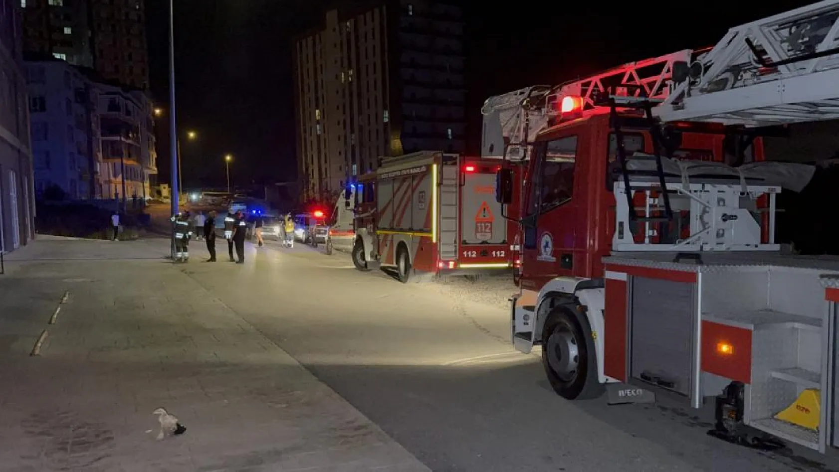 Genç kız çatıya çıktı, kurtarmak isteyenlerle birlikte mahsur kaldı
