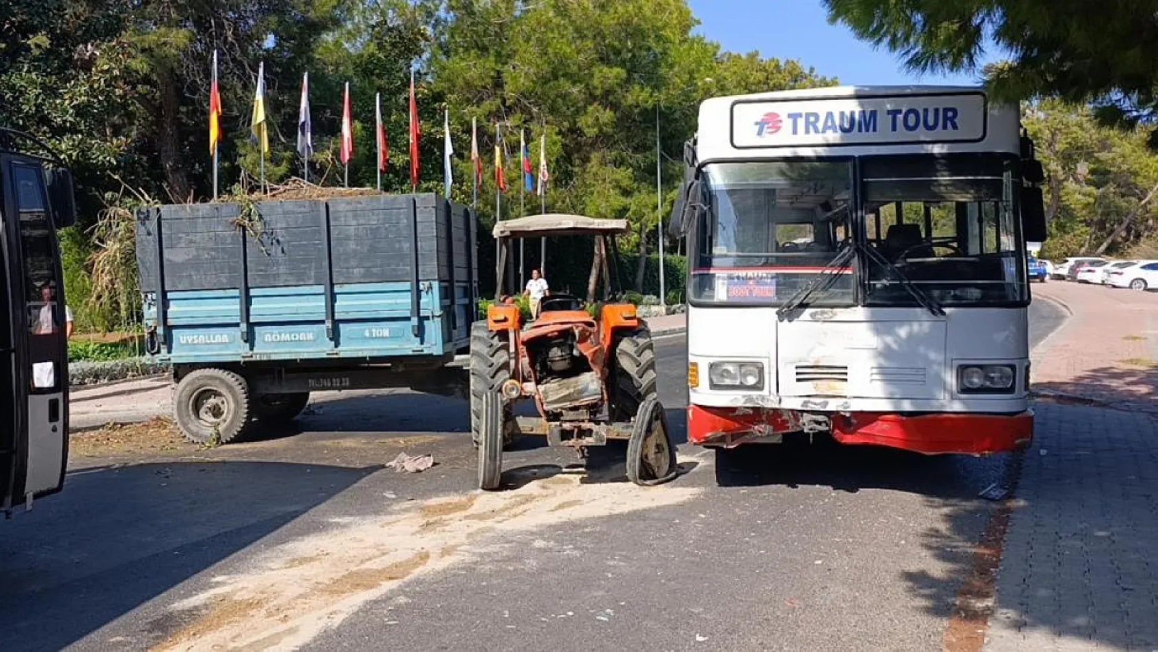 Safari için yolcu toplayan otobüs ile otelden çıkan traktör çarpıştı: 1'i turist 2 yaralı