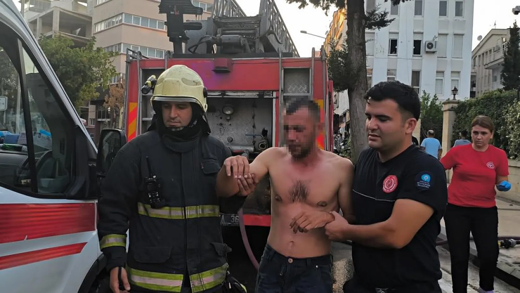 Üzerine döktüğü benzin gözlerinden ediyordu