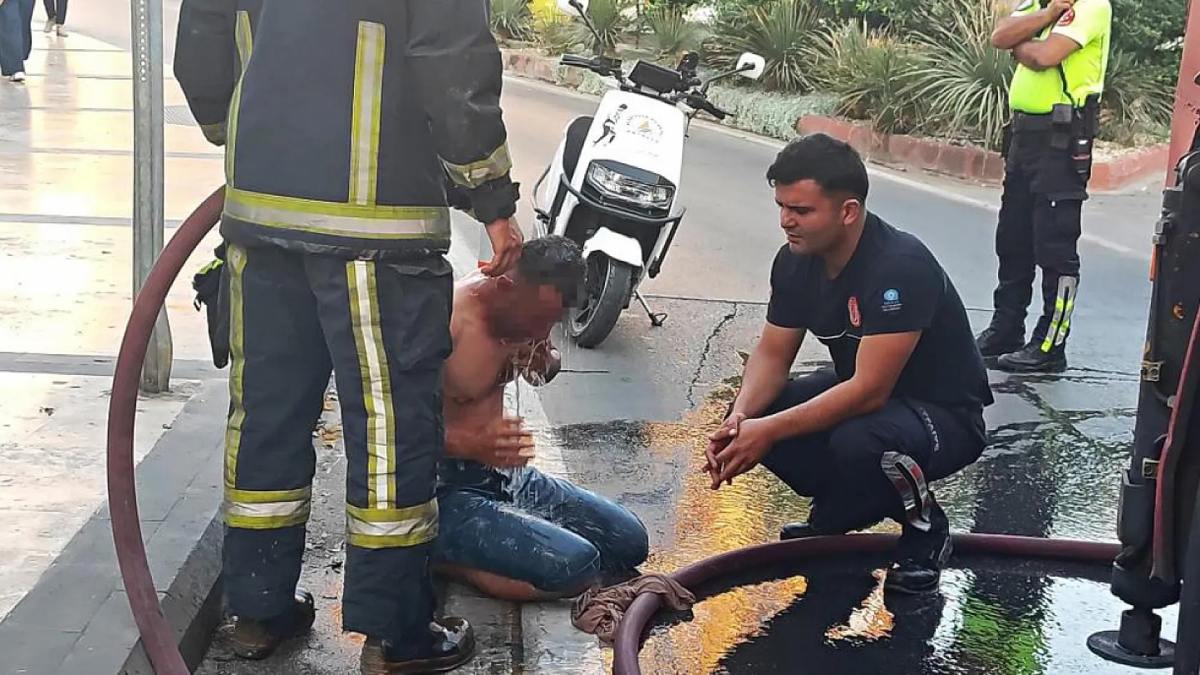 Üzerine döktüğü benzin gözlerinden ediyordu