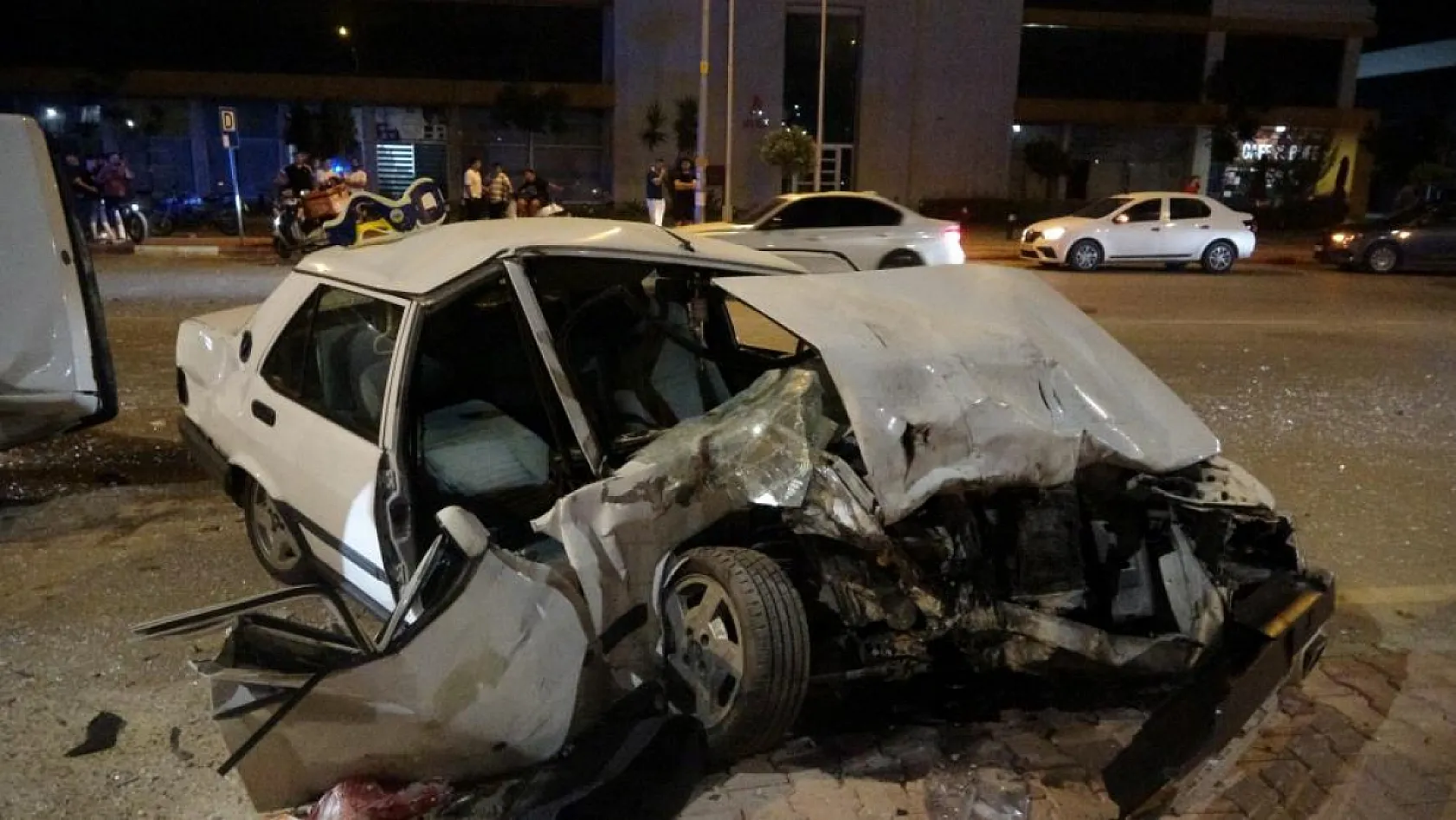 Tofaşlar kafa kafaya çarpıştı, ortalık savaş alanına döndü: 4 yaralı