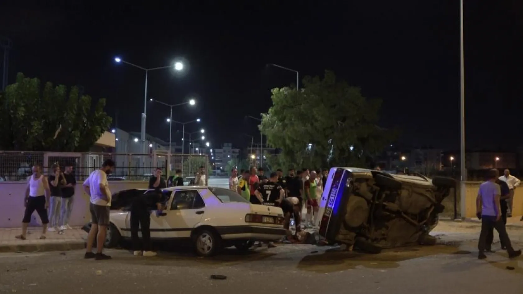 Tofaşlar kafa kafaya çarpıştı, ortalık savaş alanına döndü: 4 yaralı