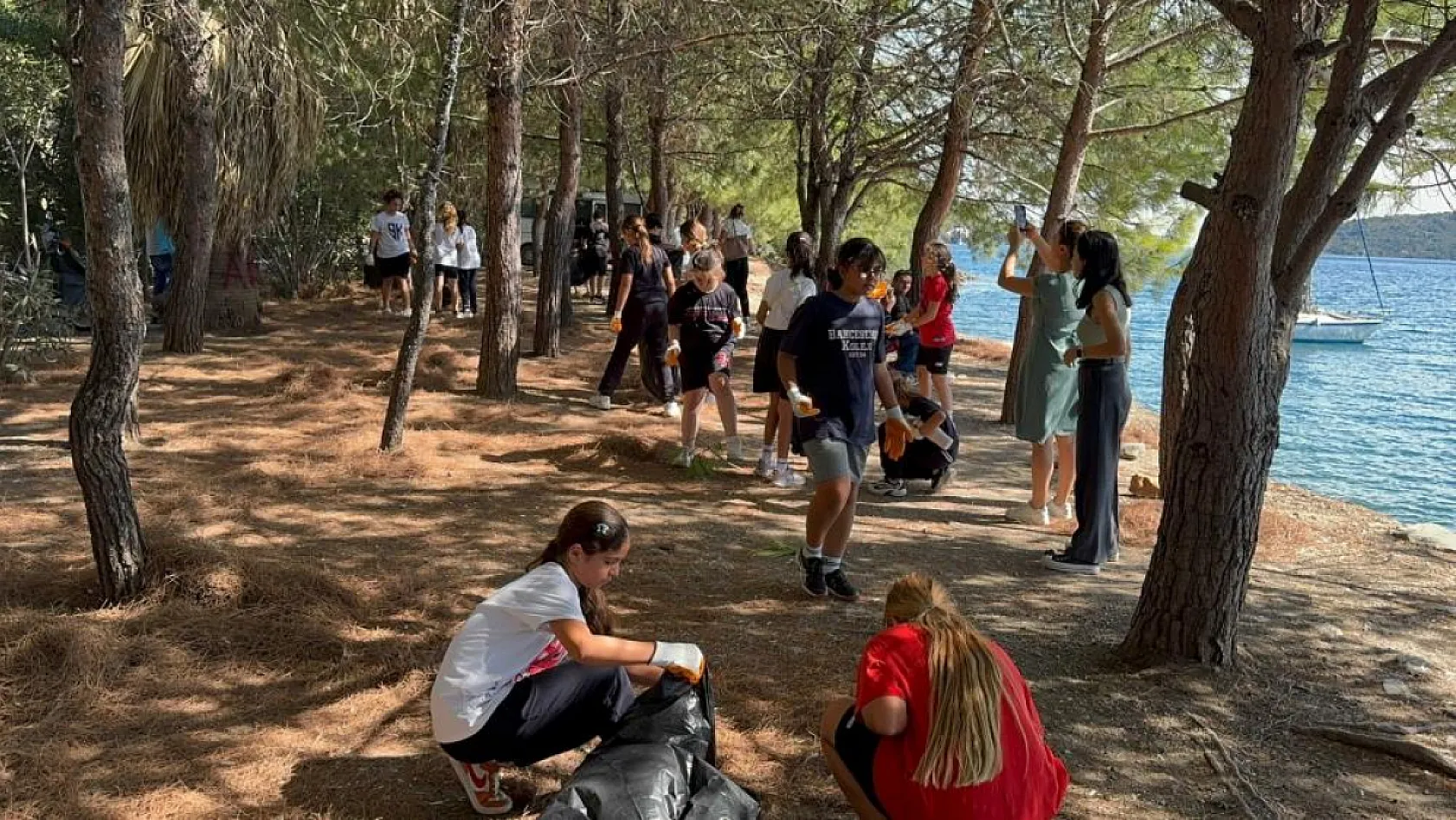 Marmaris'te öğrenciler karadan, polis dalgıçlar denizden temizlik yaptı