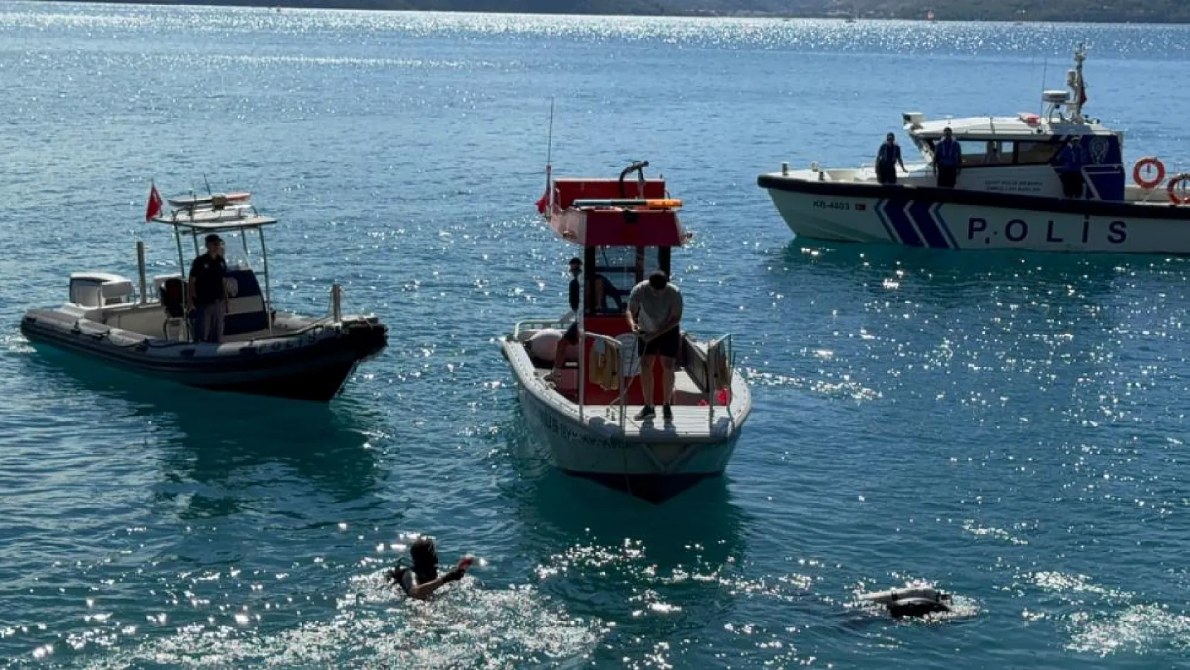 Marmaris'te öğrenciler karadan, polis dalgıçlar denizden temizlik yaptı