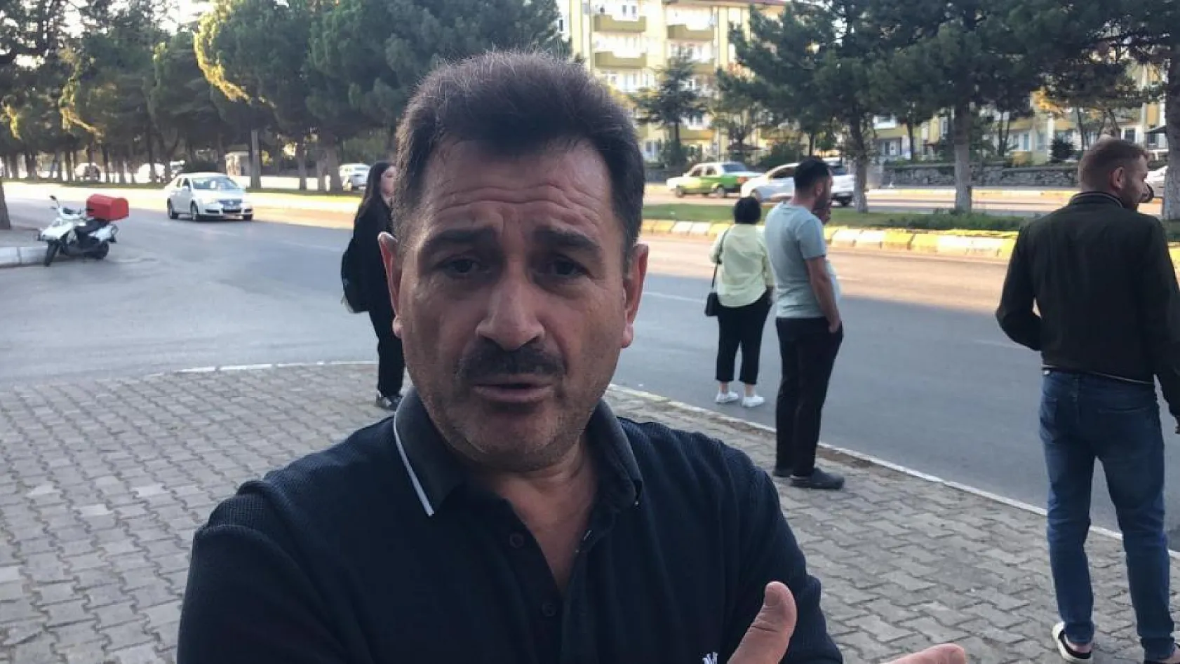 Kaza sonrası motosikletiyle yola savrulan genç kız gözyaşlarıyla hastaneye götürüldü