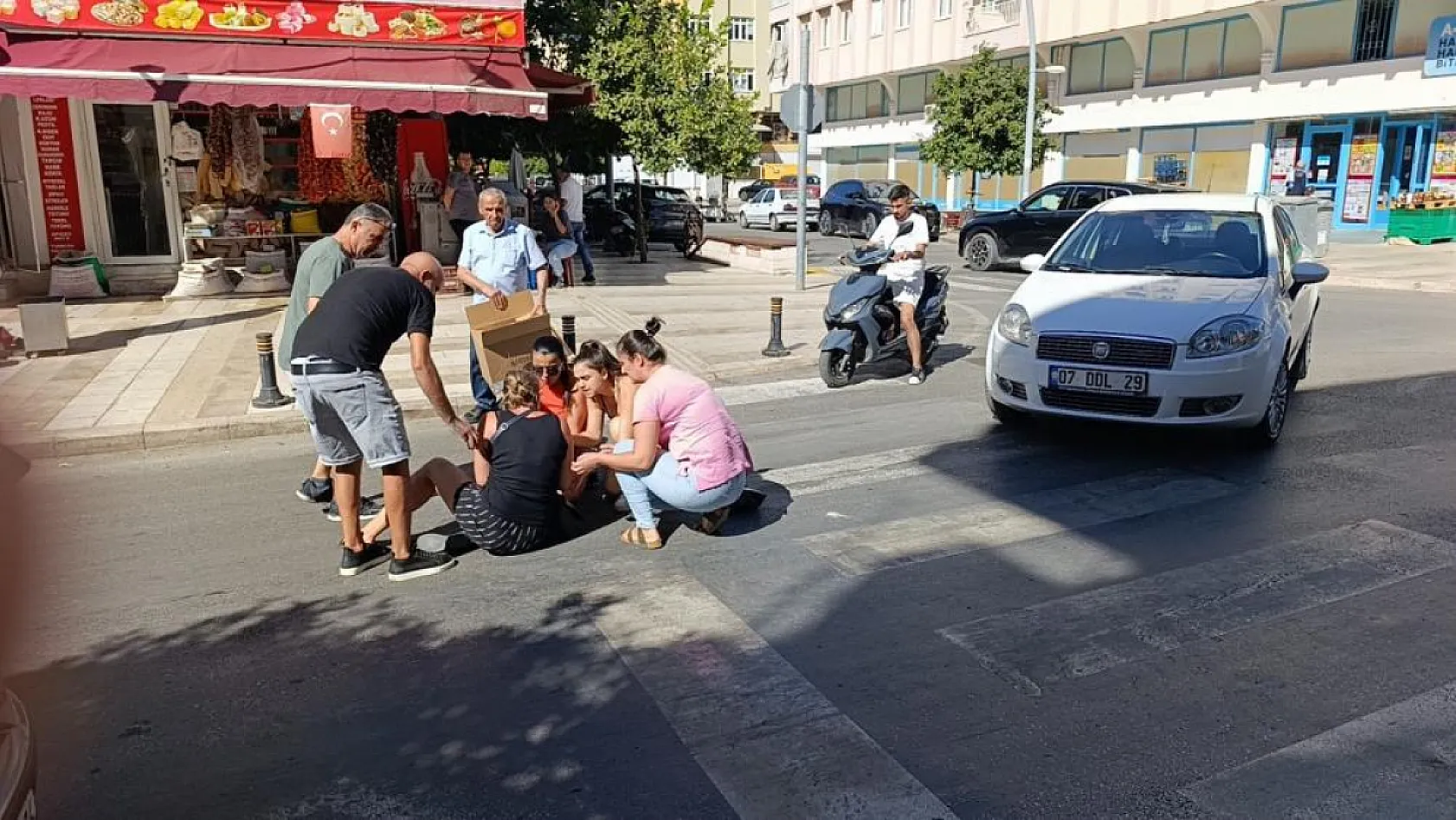 Genç sürücü, yaya geçidinde çarptığı kadının bir an olsun yanından ayrılmadı