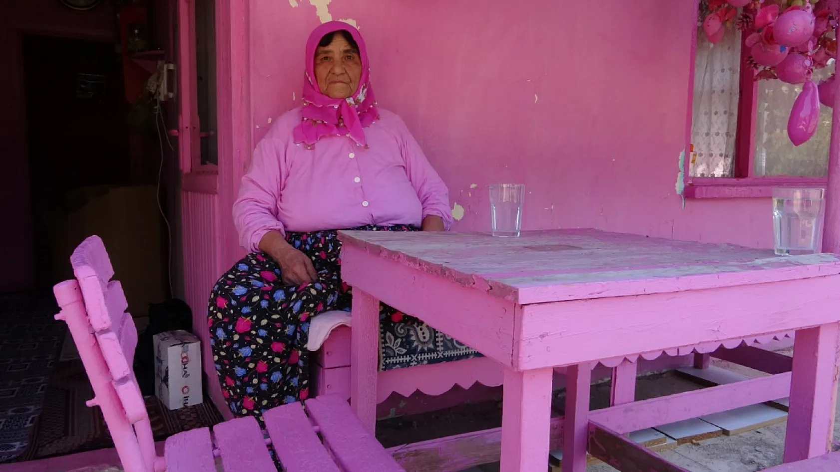 Pembe renk tutkusuyla bilinen 'Barbie Teyzesi' pembe evine mahkum kaldı