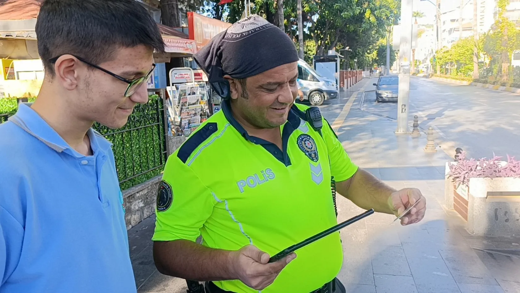 Kargo şubesinden ehliyeti aldı, sevincini kapı önündeki trafik polisiyle paylaştı