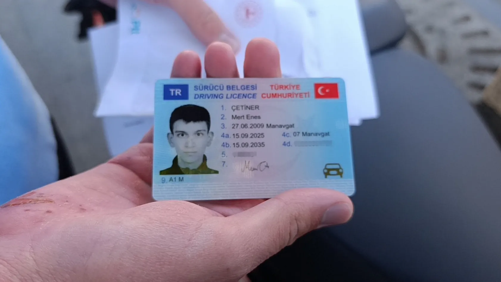 Kargo şubesinden ehliyeti aldı, sevincini kapı önündeki trafik polisiyle paylaştı