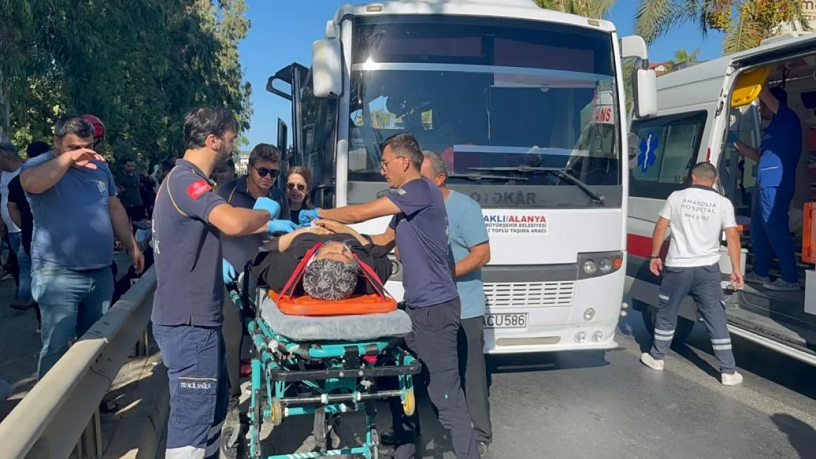 Alanya'da tur otobüsüyle yolcu midibüsü çarpıştı: 2'si ağır 15 yaralı