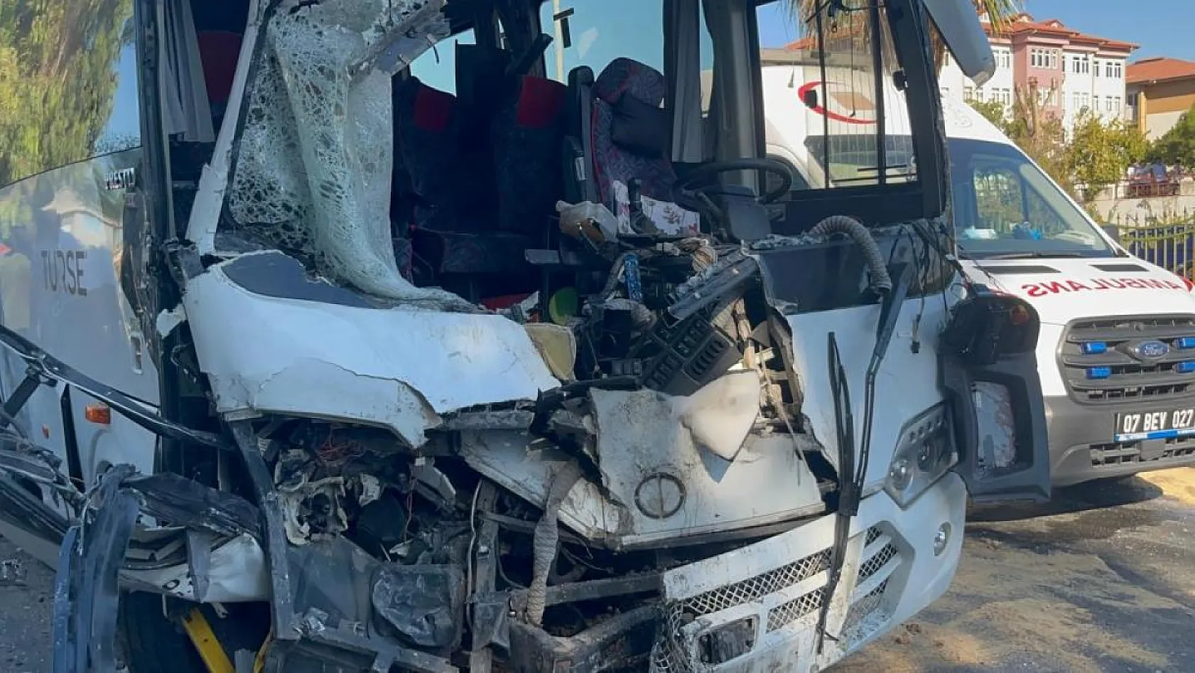 Alanya'da midibüslerin çarpıştığı kazada 15 yaralıdan 2'sinin durumu ciddiyetini koruyor