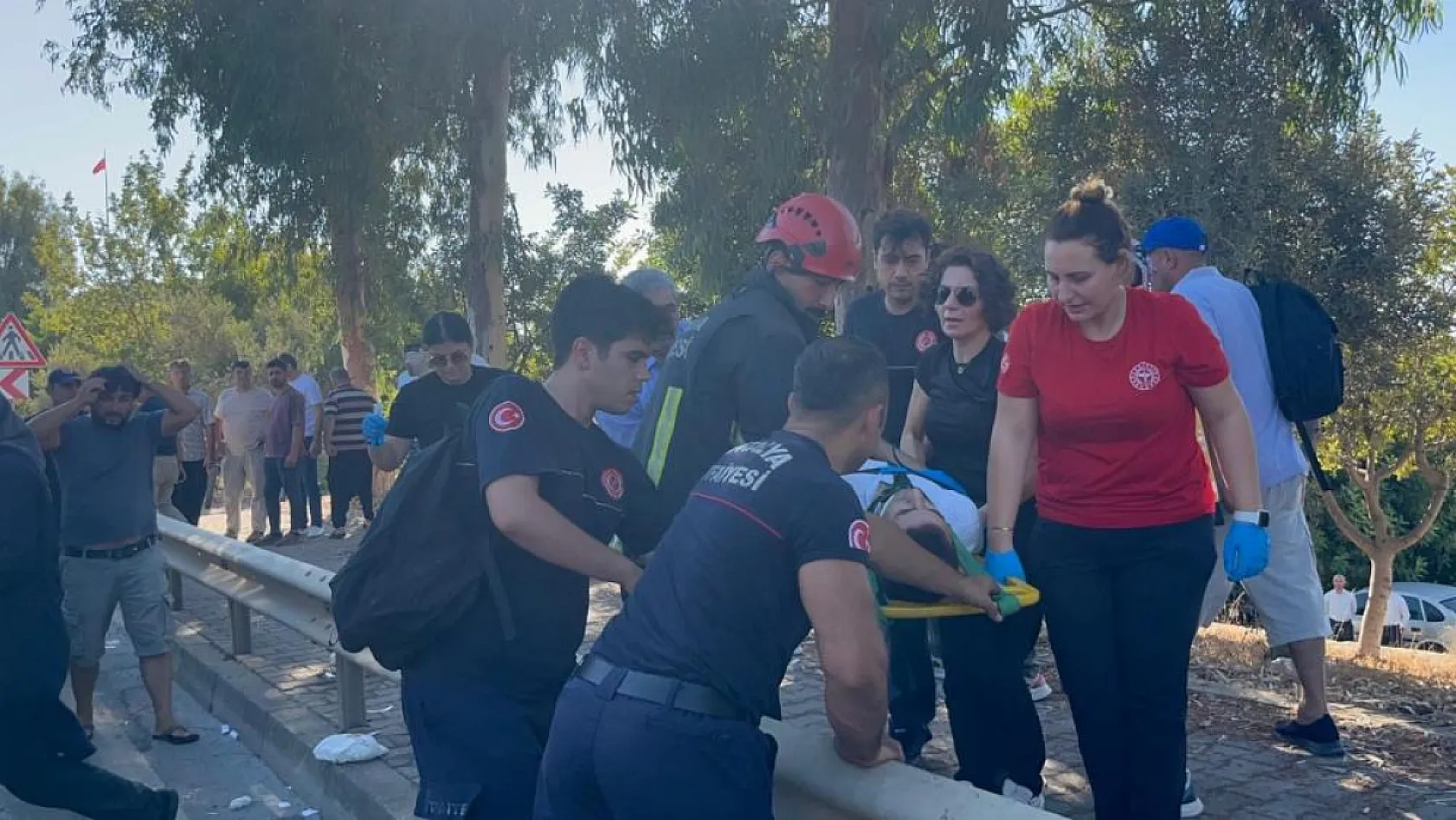 Alanya'da midibüslerin çarpıştığı kazada 15 yaralıdan 2'sinin durumu ciddiyetini koruyor