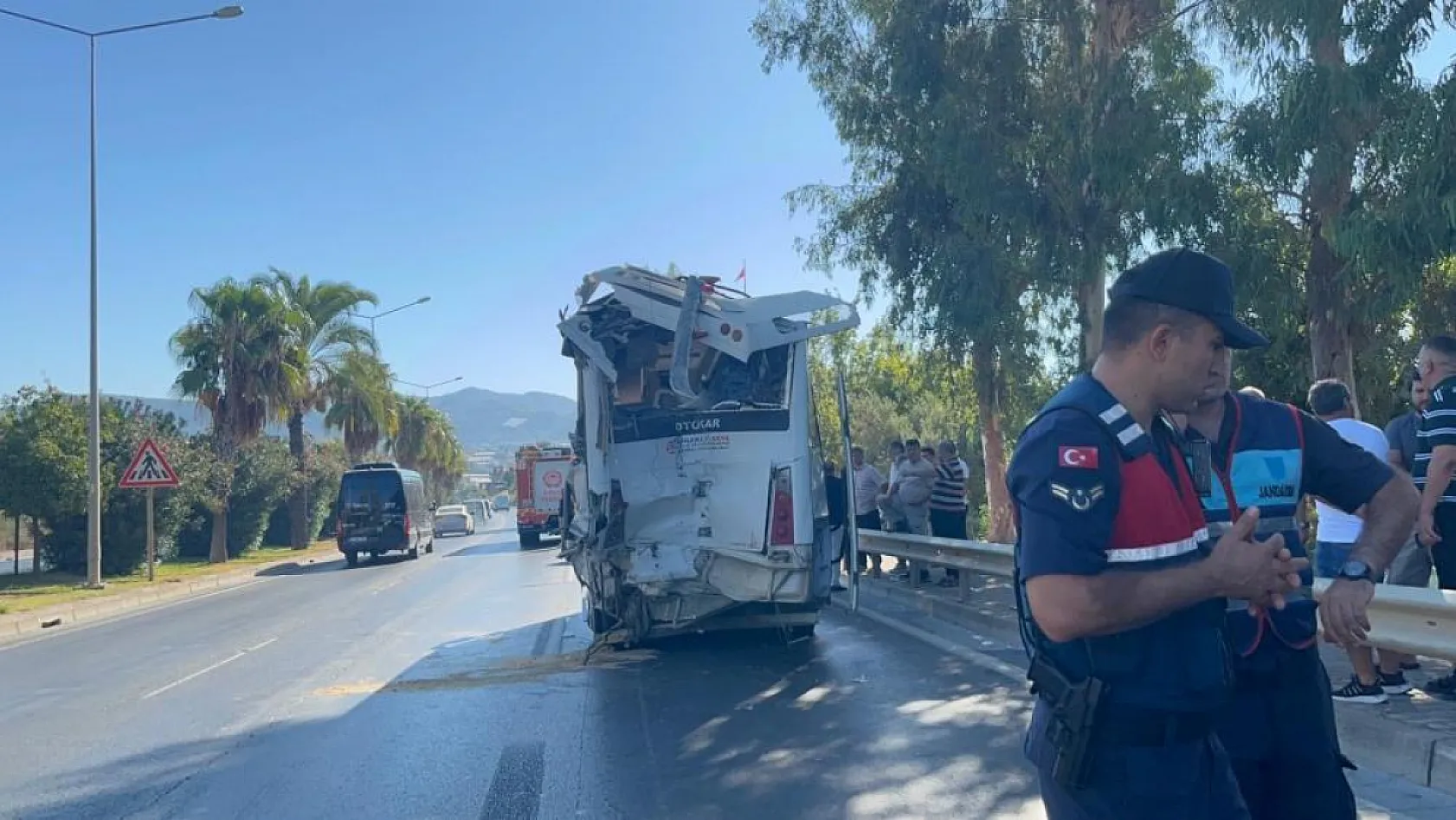 Alanya'da midibüslerin çarpıştığı kazada 15 yaralıdan 2'sinin durumu ciddiyetini koruyor