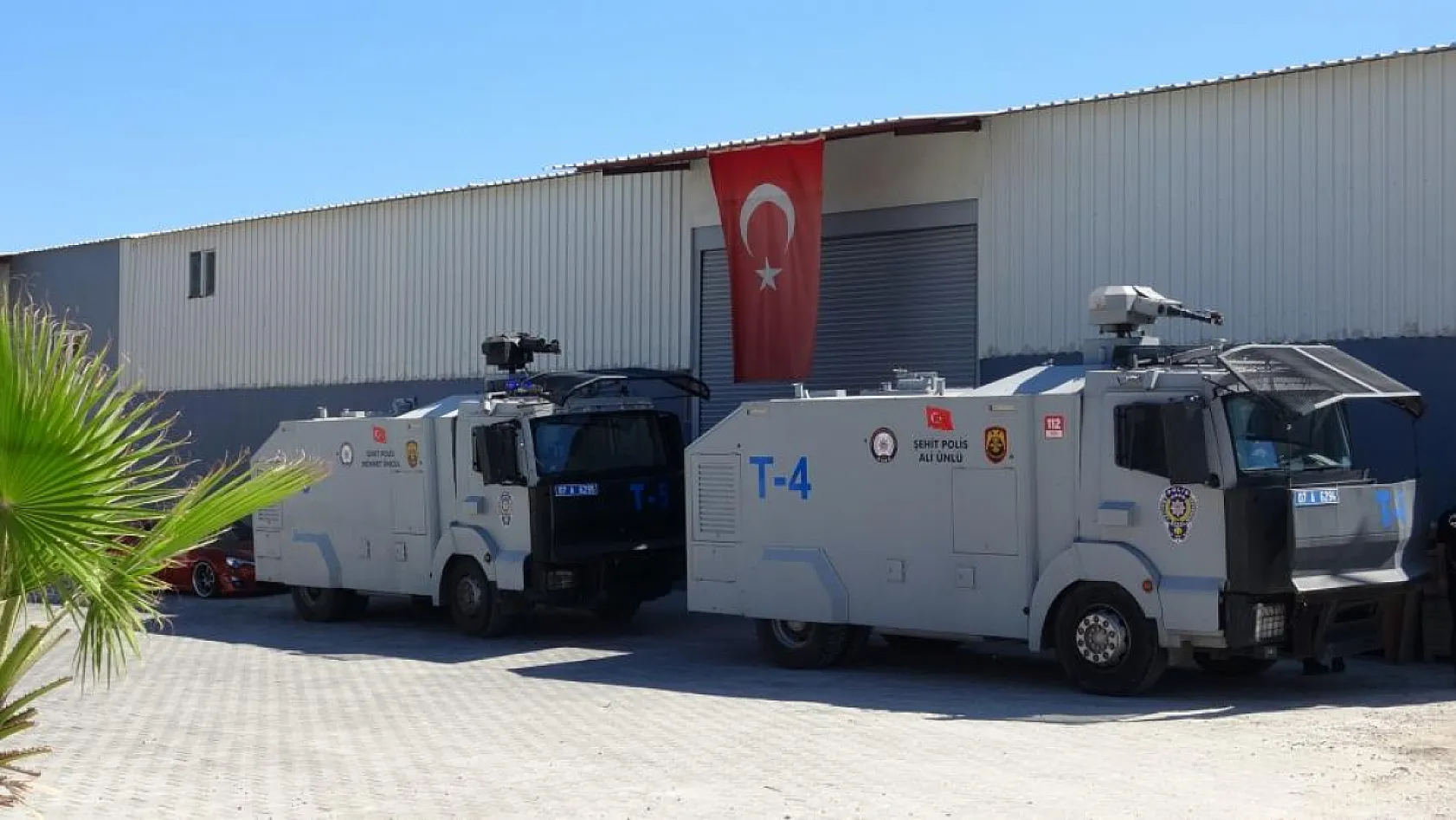 Antalya'da kargılık alanda yangın