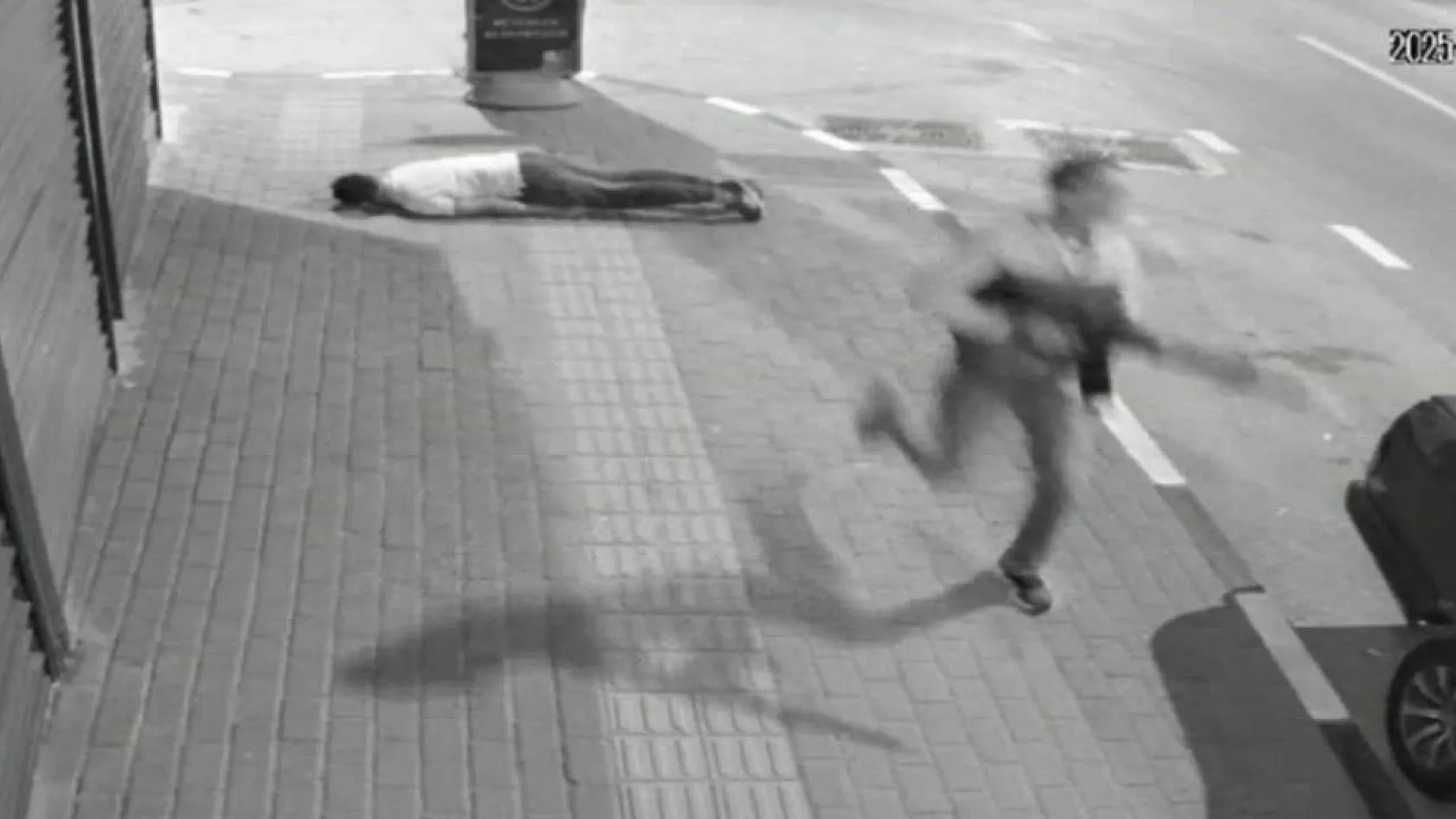 Kalabalığın arasına daldı, husumetlisini başından böyle vurdu