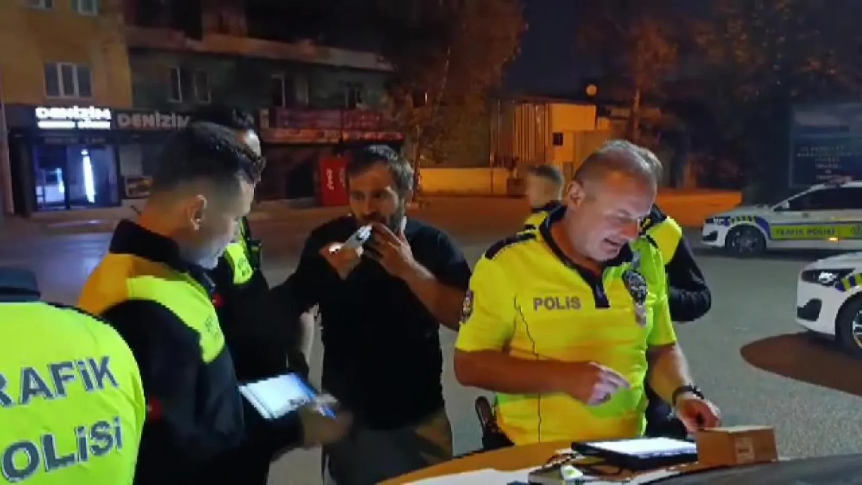 Aranması olan şüpheli polis uygulamasında kardeşinin kimliğini vererek kurtulmaya çalıştı