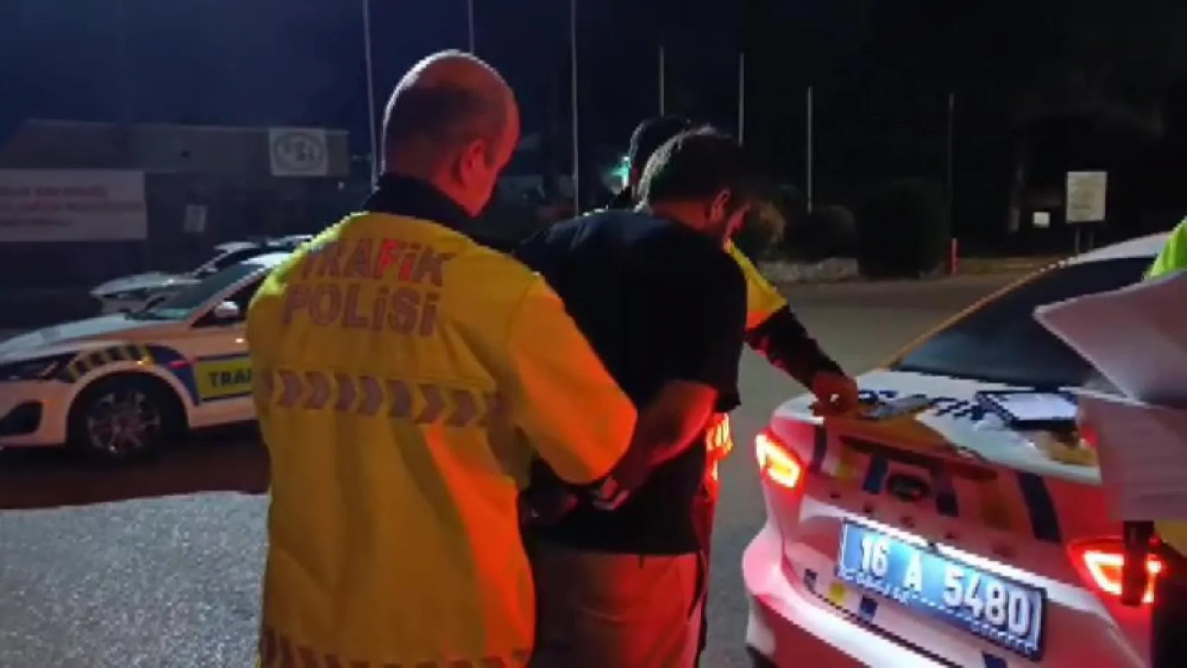Aranması olan şüpheli polis uygulamasında kardeşinin kimliğini vererek kurtulmaya çalıştı