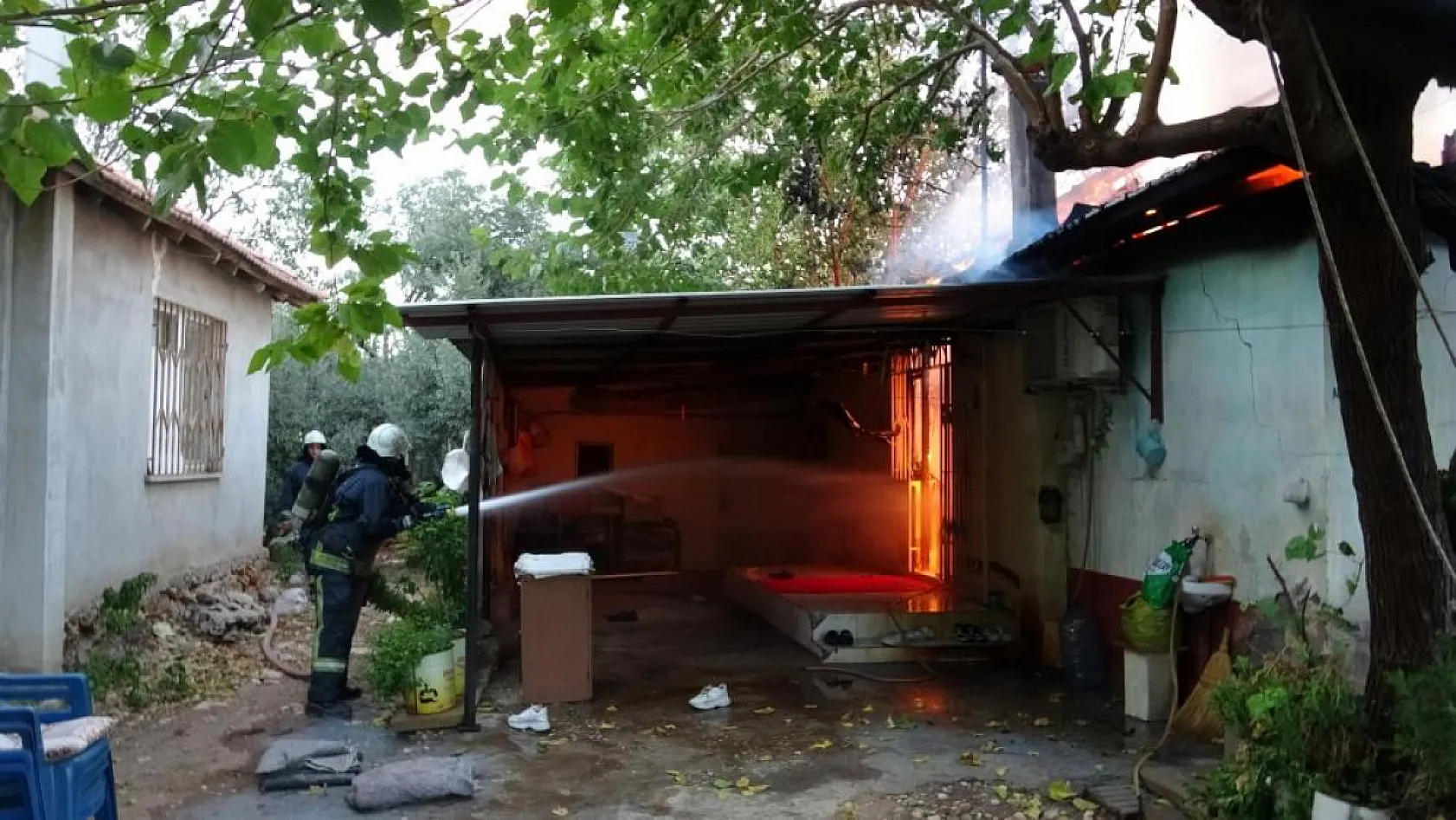 Kızını alevlerin arasından çıkardı, evi gözlerinin önünde küle döndü