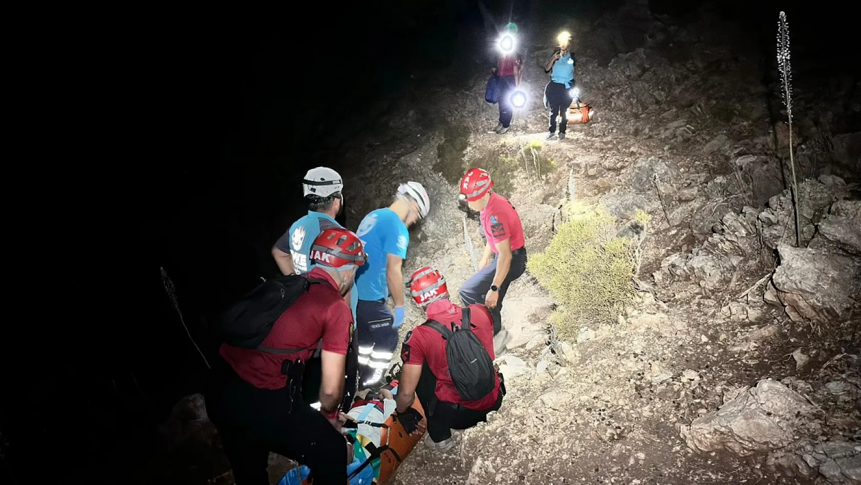 Seydikemer'de tarihi yolda mahsur kalan 3 kişi kurtarıldı