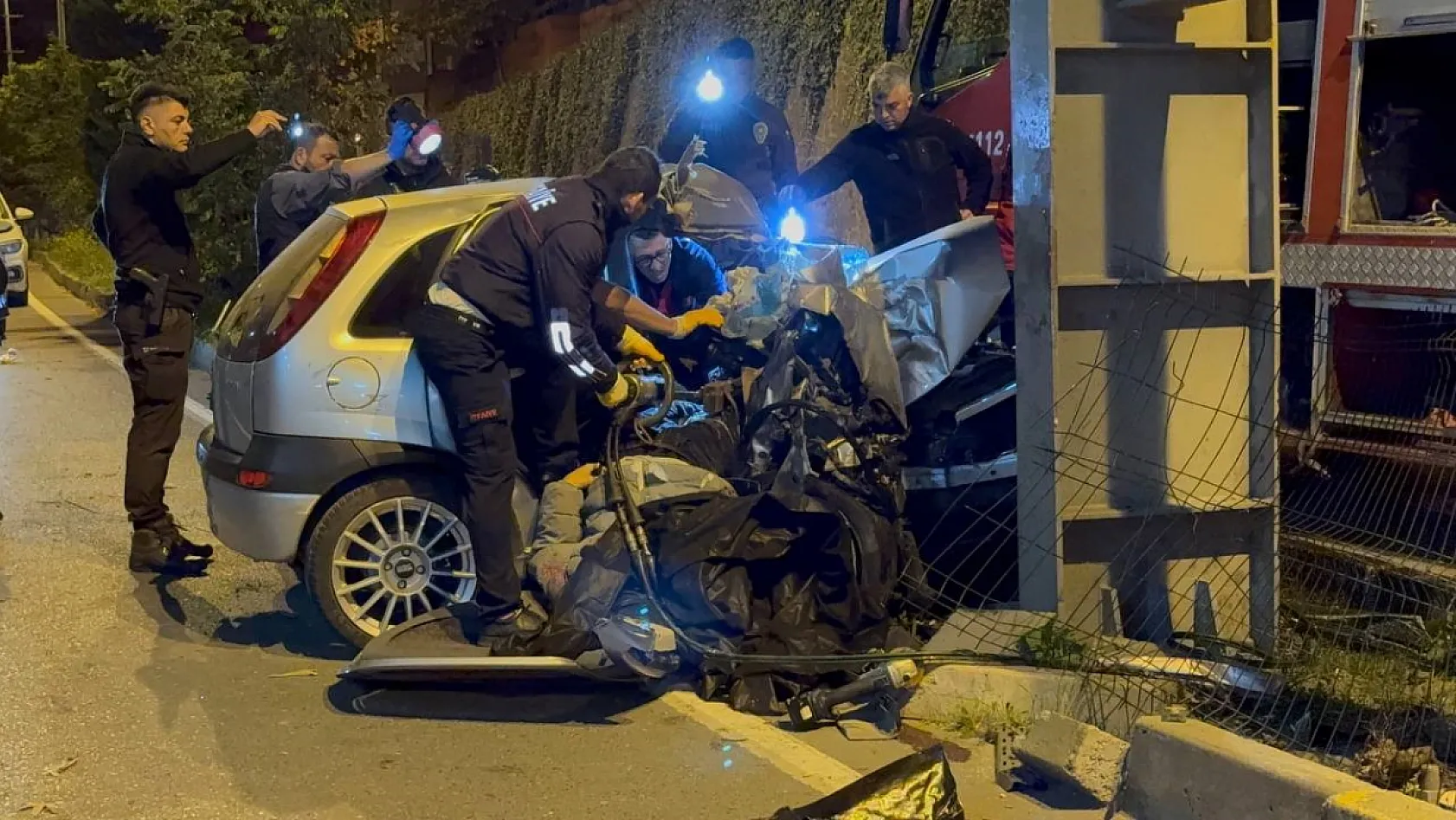 Üst geçidin ayağına çarpan otomobil hurda yığınına döndü: 2 ölü