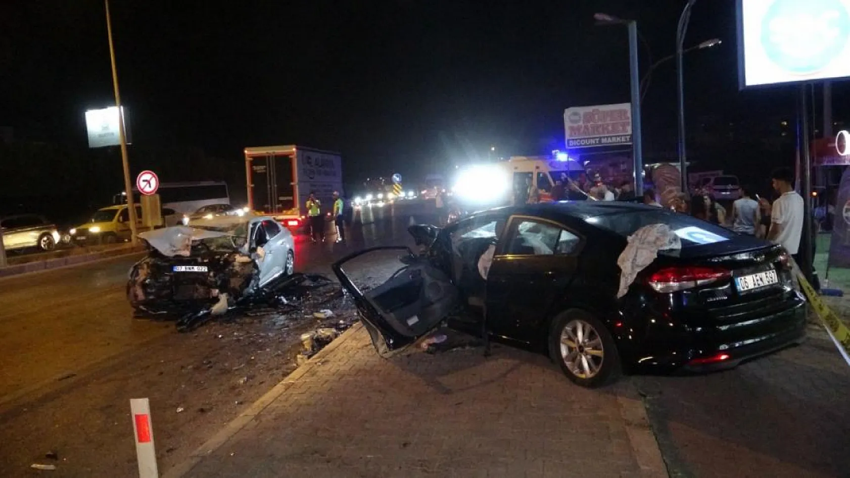 Karayolunu savaş alanına çeviren feci kaza: 2 ölü, 2 yaralı