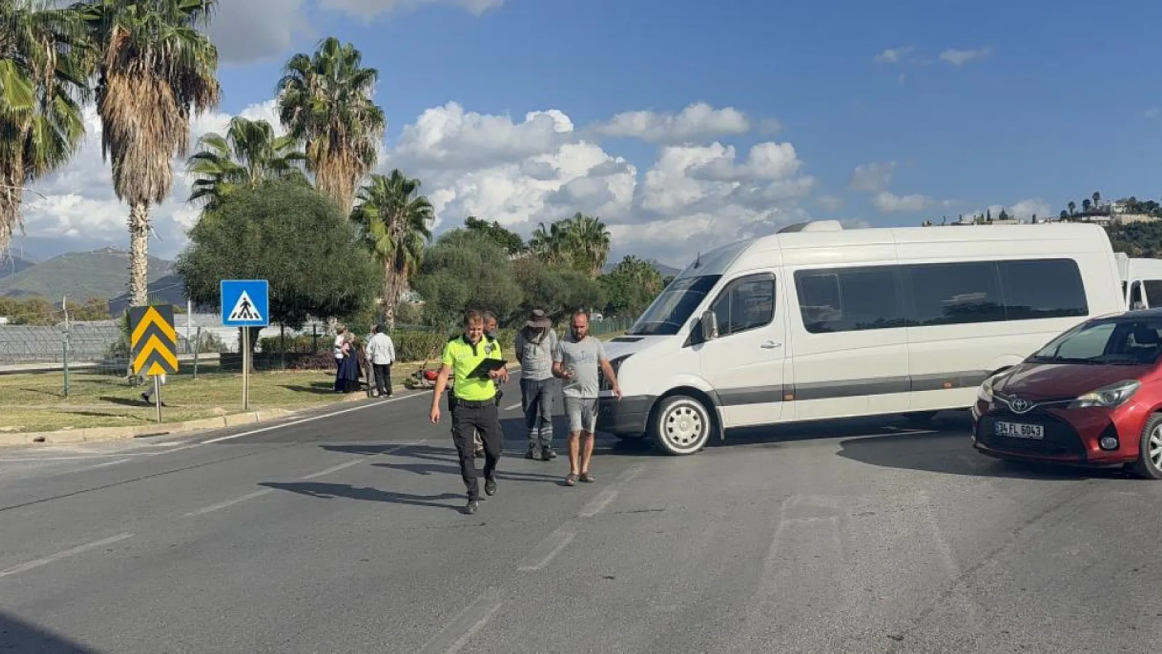 Öğrenci Servisi ile Motosiklet Çarpıştı Sürücü Ölümden Döndü