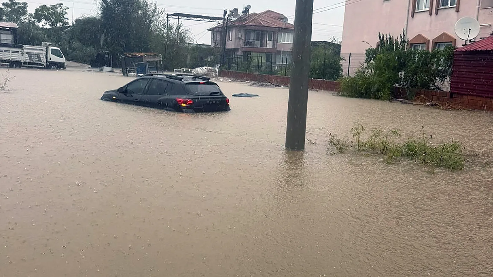Ortaca'da şiddetli yağış sonrası araçlar su altında kaldı