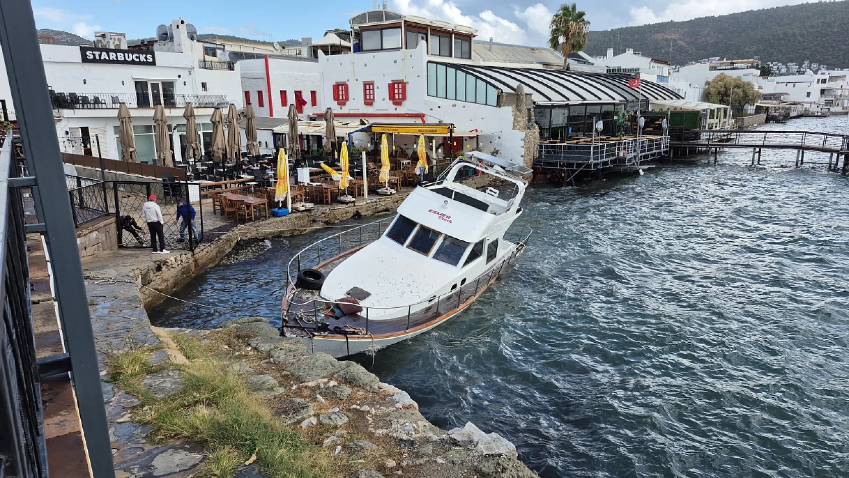 Bodrum'da ahşap tekne kıyıya vurdu