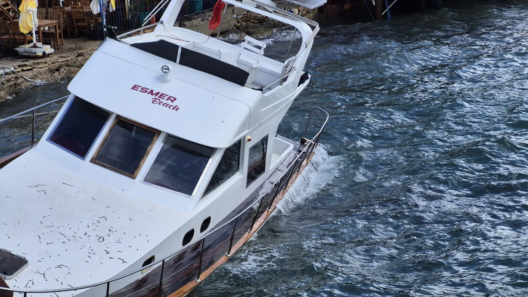 Bodrum'da ahşap tekne kıyıya vurdu