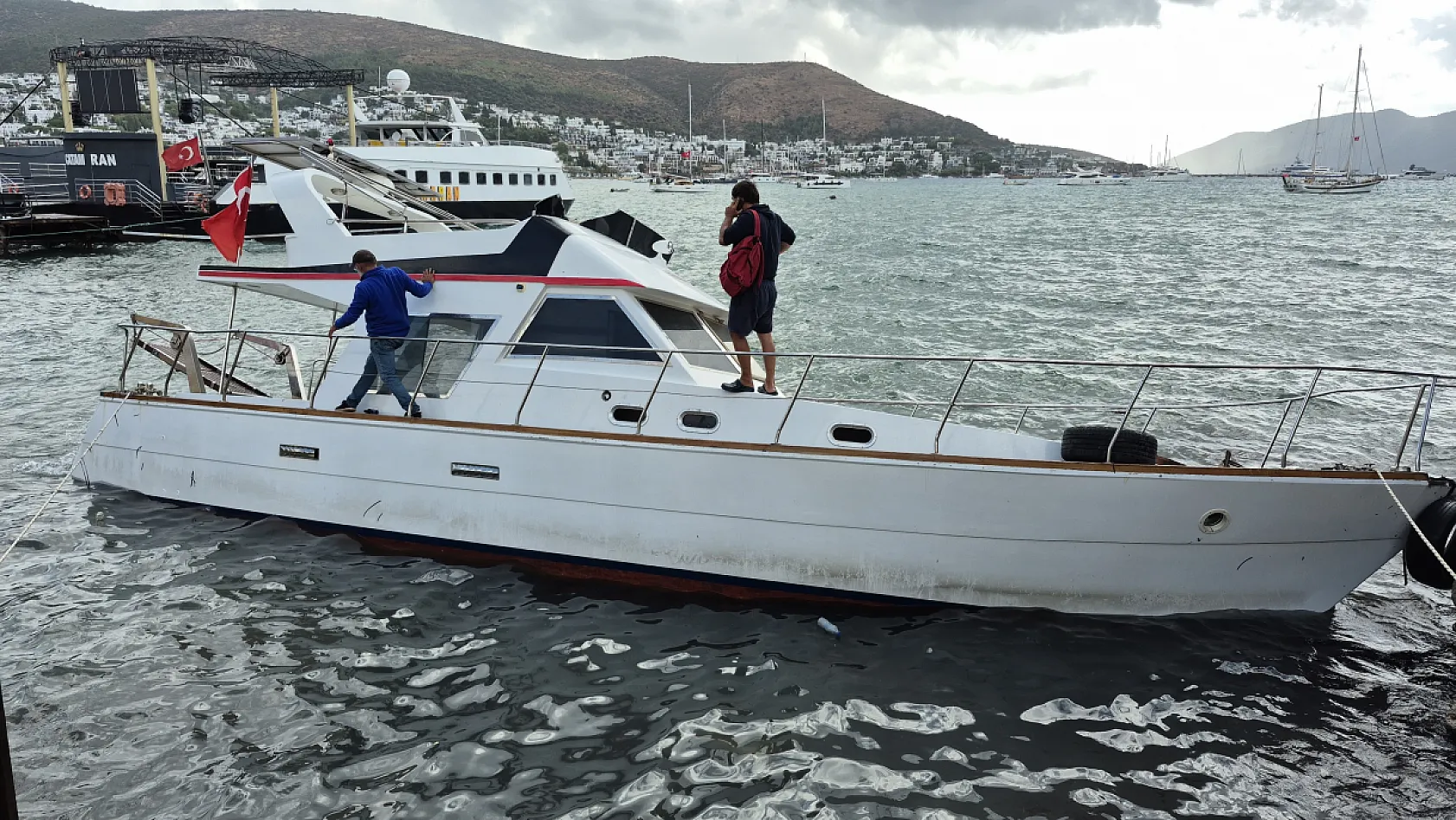 Bodrum'da ahşap tekne kıyıya vurdu