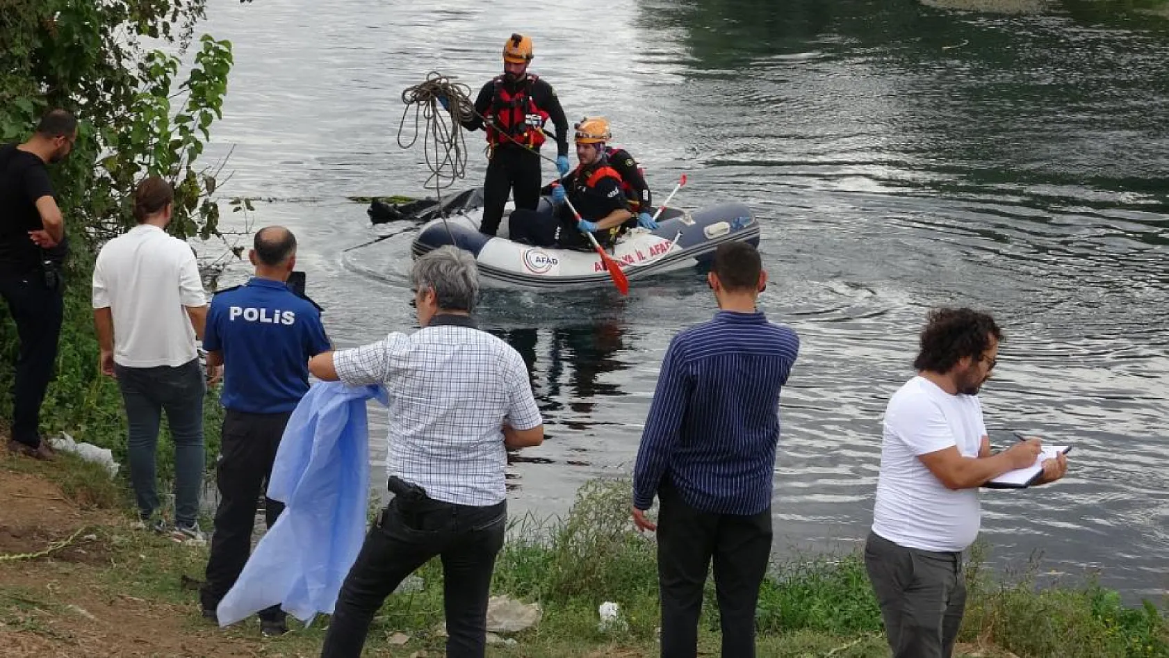 Su teresi toplarken, otlara takılmış şekilde ceset buldular