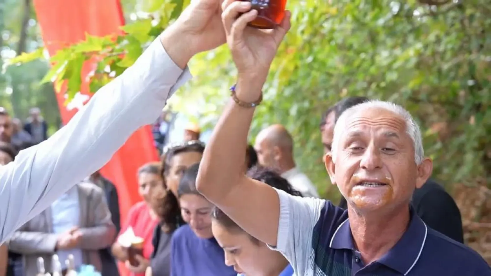 2 dakikada 1 kilogram bal yedi, izleyenler hayret etti