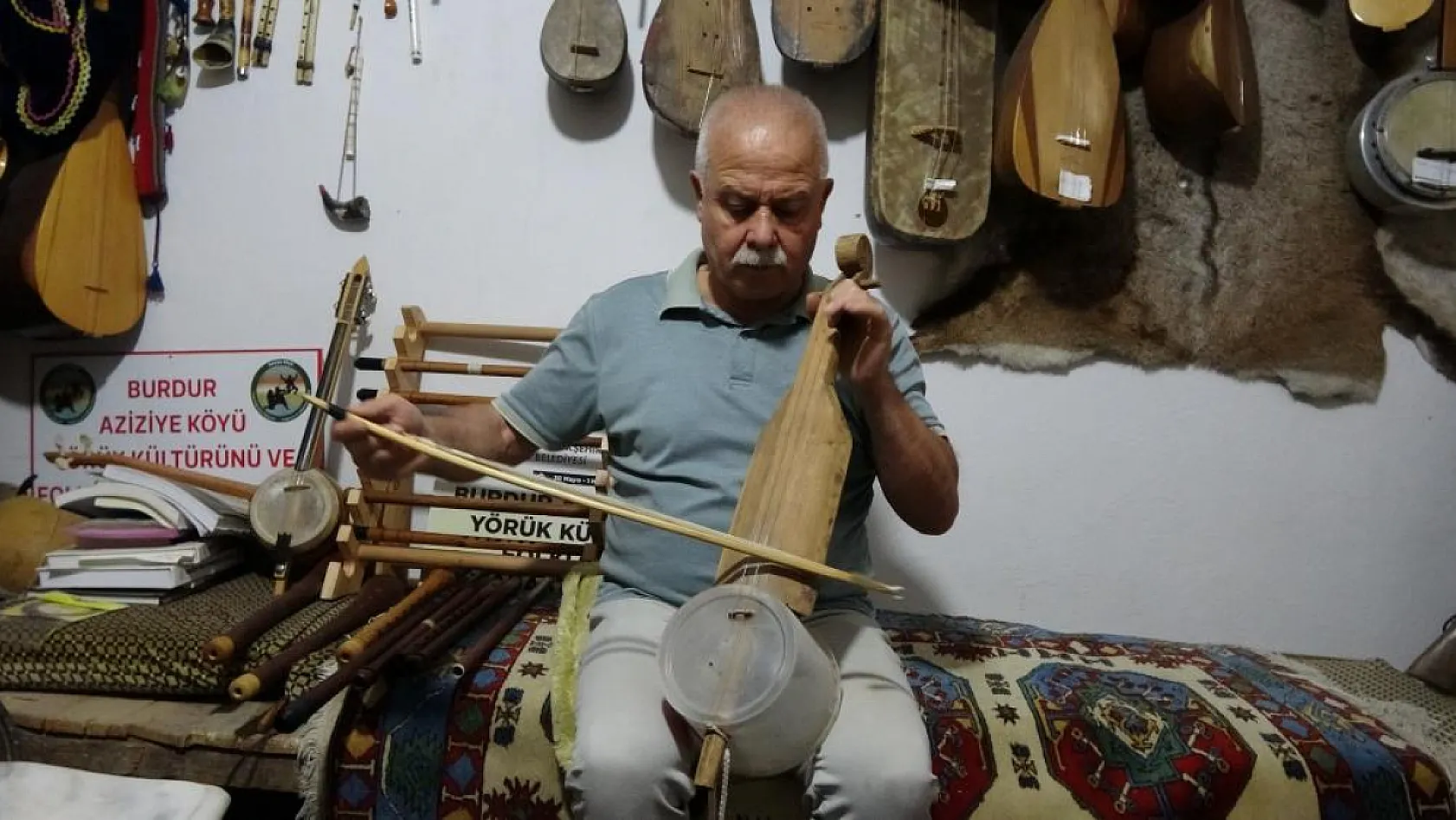 Hayatını kaybeden sanatçıların sazlarını toplayarak müze oluşturuyor