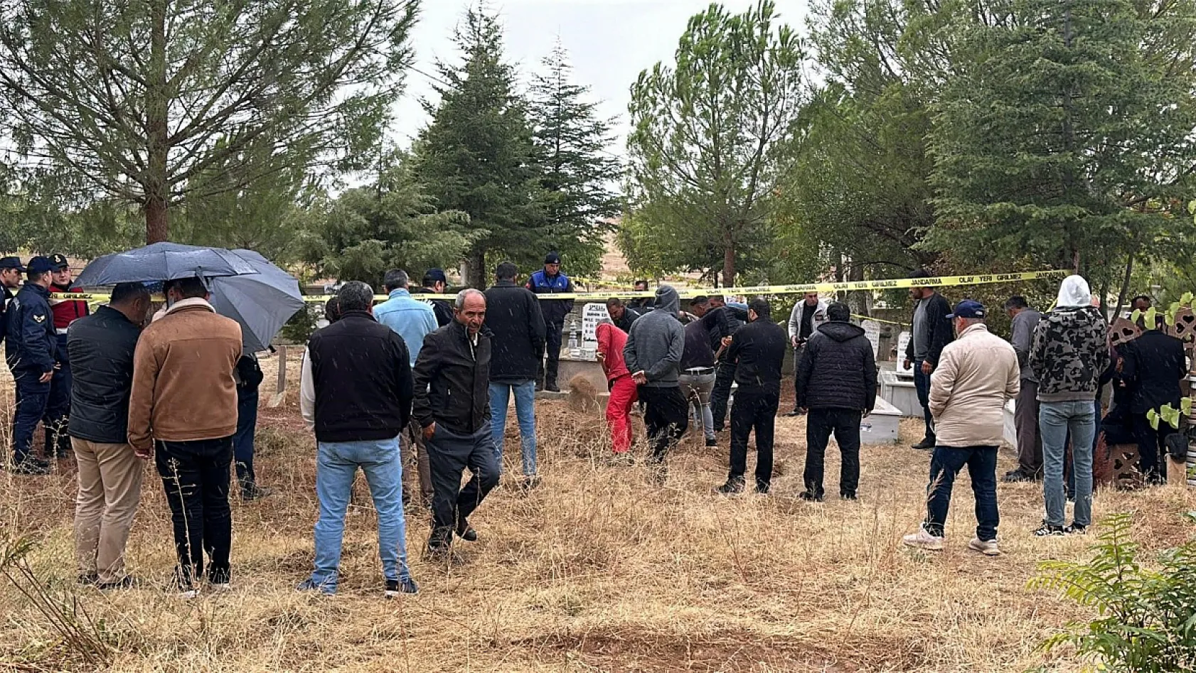 İki cenaze karıştı: Yanlış defin sonrası mezar açıldı