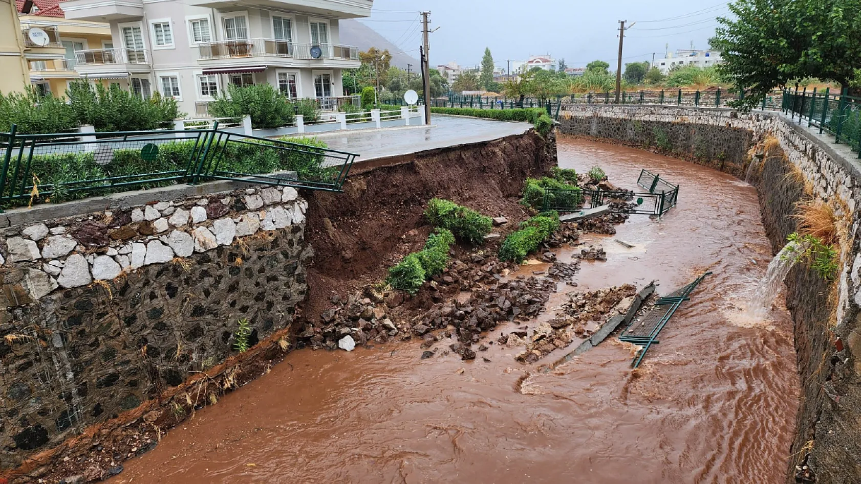 Marmaris'te sağanak yağış hayatı olumsuz etkiledi