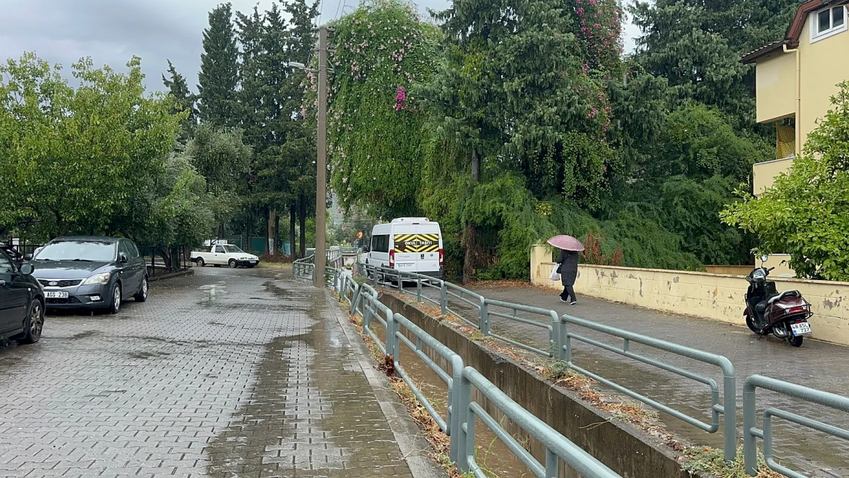 Marmaris'te sağanak yağış hayatı olumsuz etkiledi