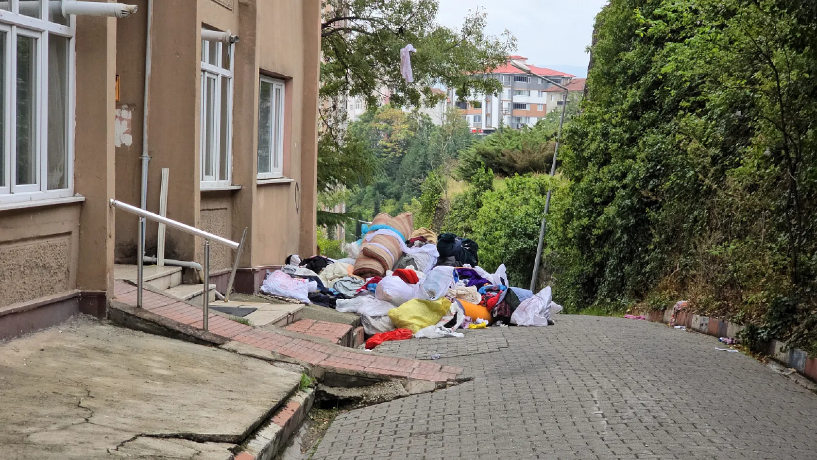 Evden bir kamyon çöp çıktı