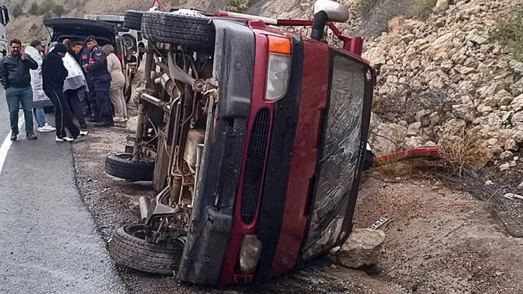 Kamyonet Su Kanalına Devrildi: 5 Yaralı