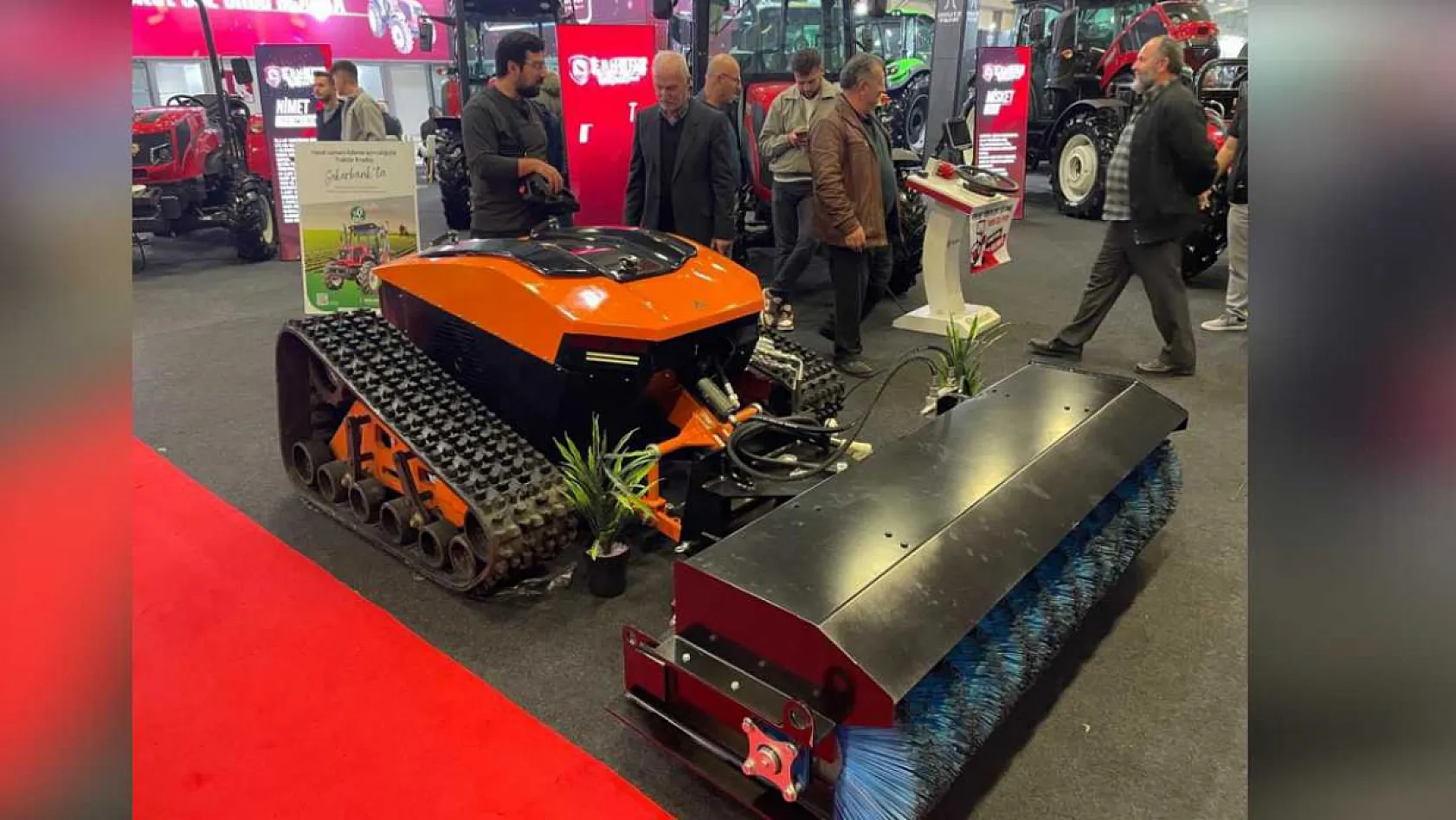 Tarlada traktör savaşta silah