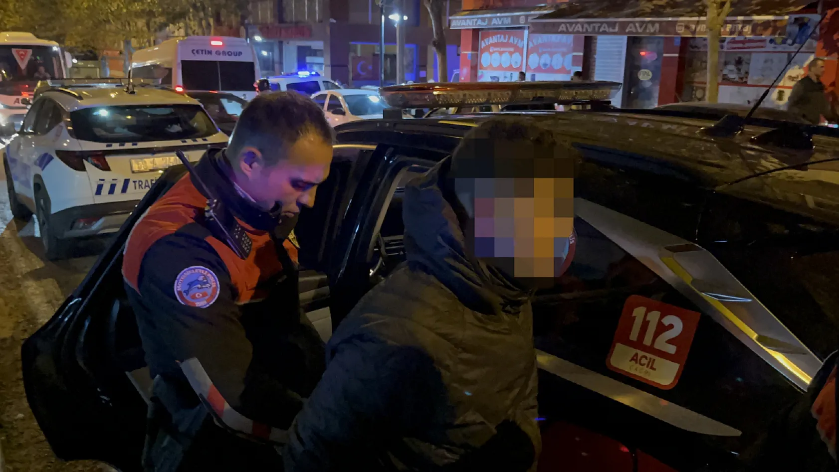 Bıçaklı yaralama olayına karışan motosikletli şüpheliler polisten kaçarken kaza yaptı: 3 yaralı